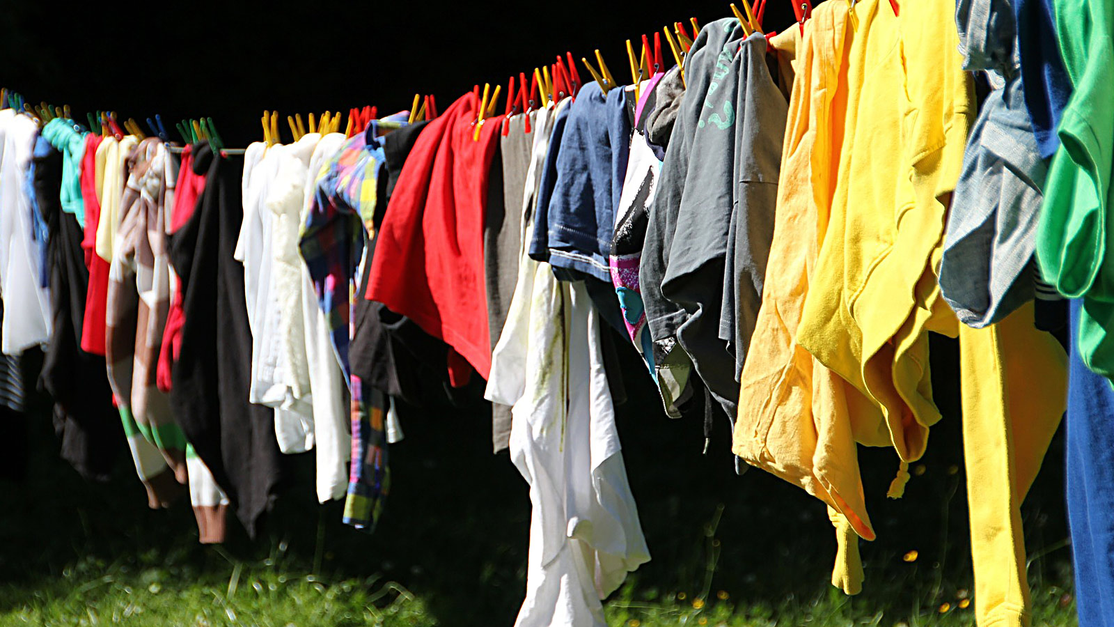 Ein Drittel der Angestellten ist im Home-Office mit Wäsche waschen beschäftigt 
